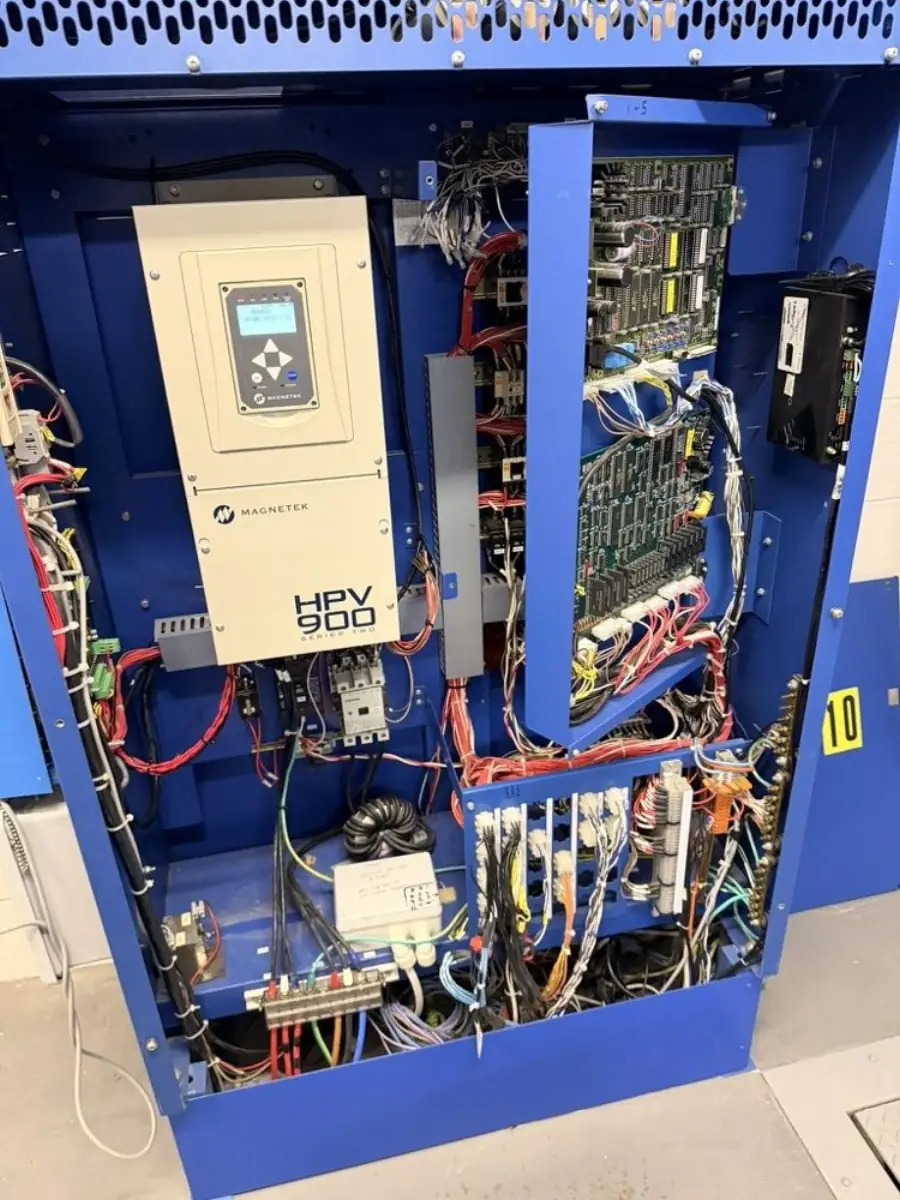 Controller and drive cabinet on a traction lift