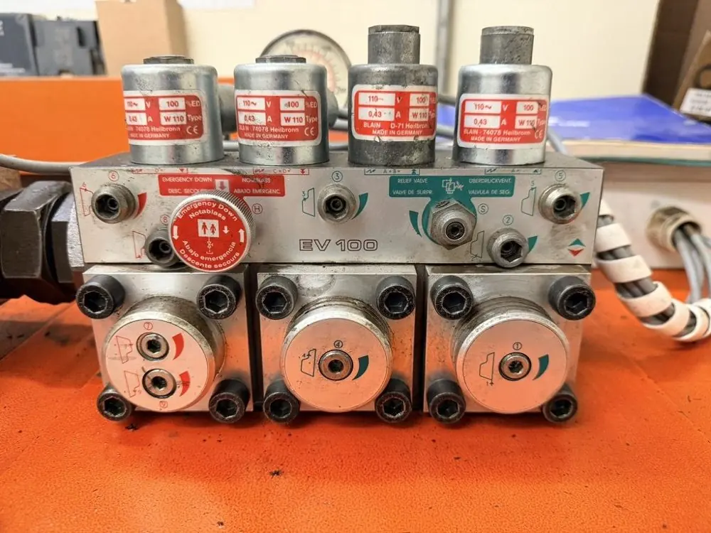 Valve block on a hydraulic lift
